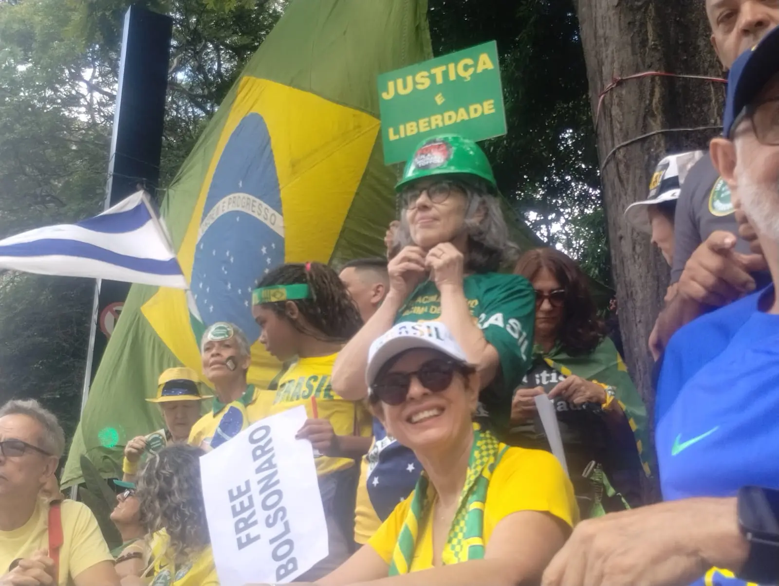 Mulher segura placa "Supremo é o Povo", na Avenida Paulista.