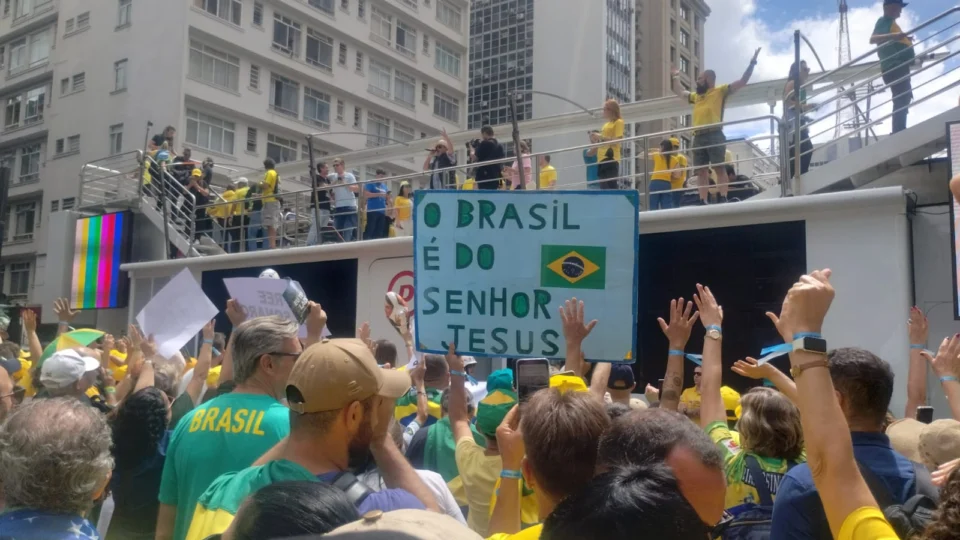 Placa "o Brasil é do Senhor" na Avenida Paulista.