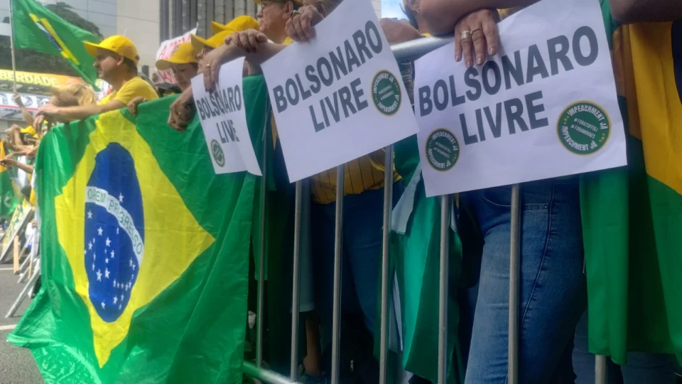 Manifestantes pedes a liberdade para o ex-presidente Jair Messias Bolsonaro.