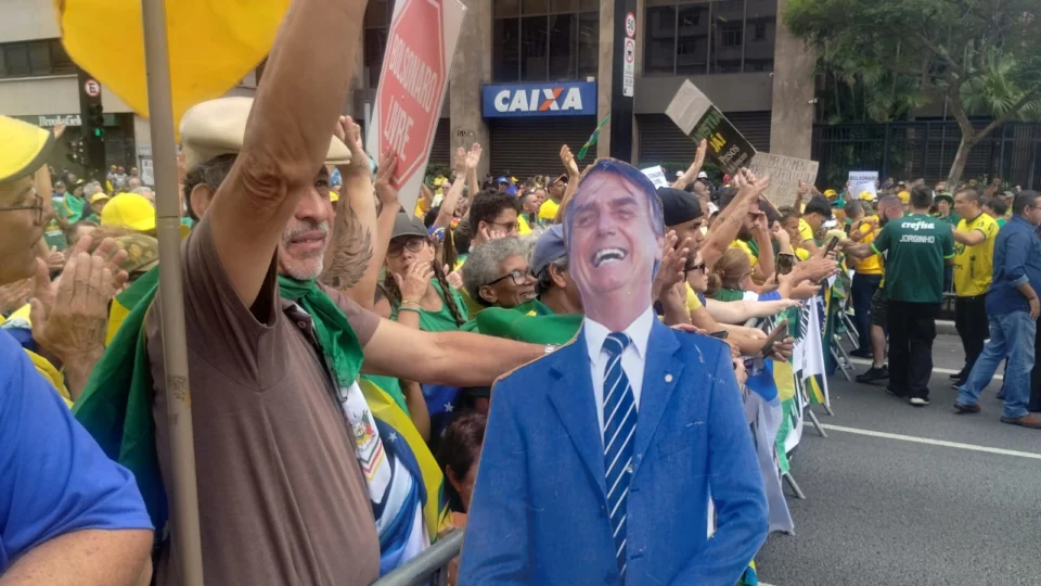 Manifestantes pedes a liberdade para o ex-presidente Jair Messias Bolsonaro.