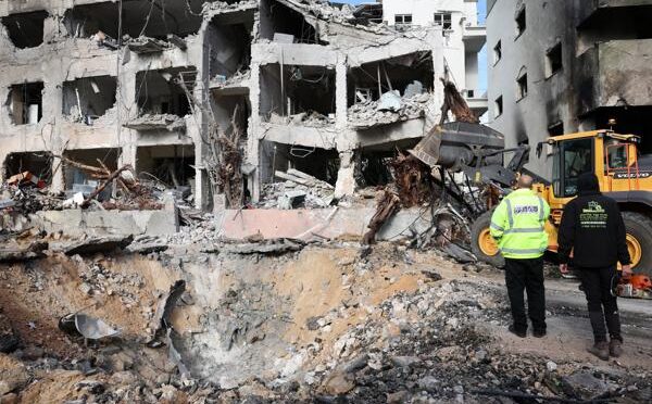 Míssil iraniano mata nove pessoas no centro de Israel