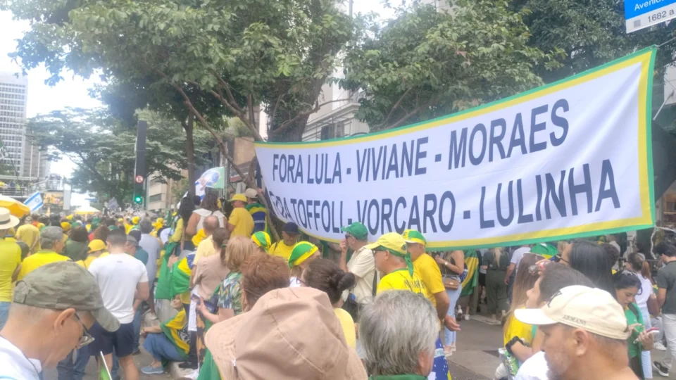 Escândalos envolvendo STF e Banco Master também foram lembrados pelos manifestantes.