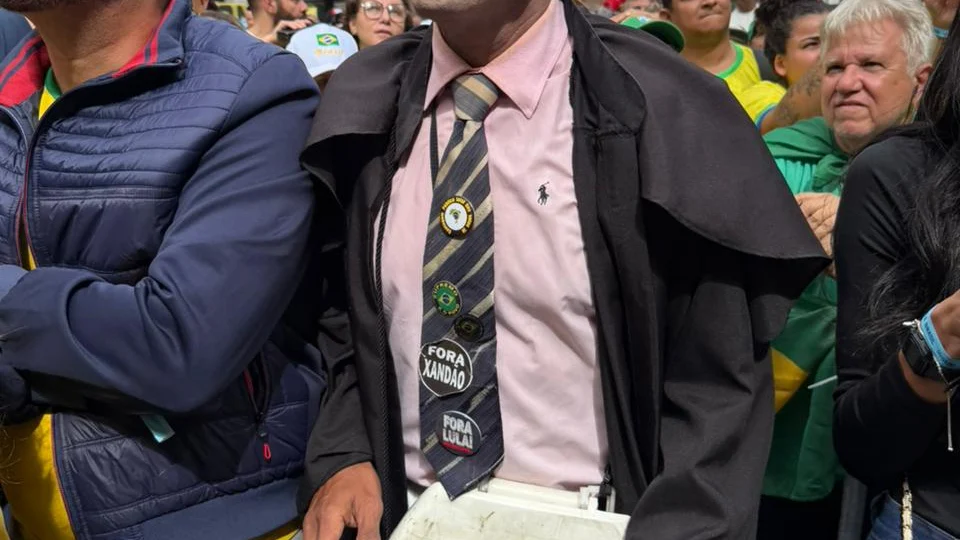 Militar de 72 aqnos, aposentado,faz crítica ao Lula e ao STF durante ato na Paulista.