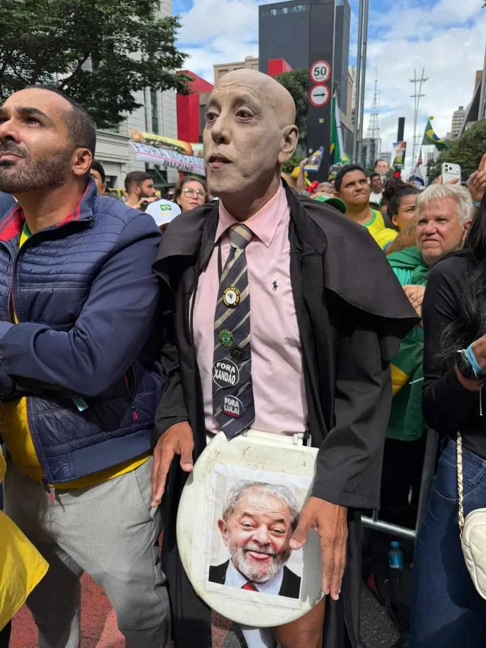 Militar de 72 aqnos, aposentado,faz crítica ao Lula e ao STF durante ato na Paulista.