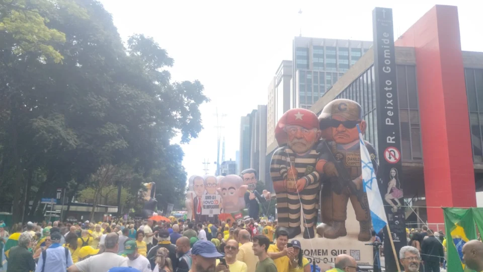 Diversos bonecos infláveis foram levados à Paulista neste domingo (1º)