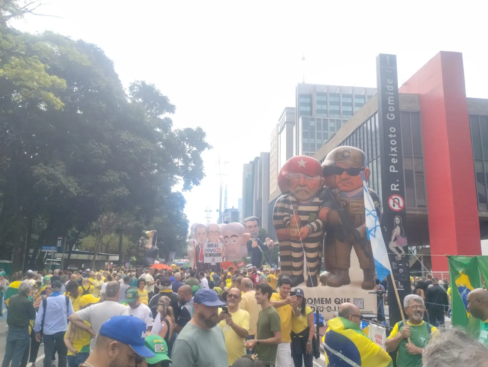 Diversos bonecos infláveis foram levados à Paulista neste domingo (1º)