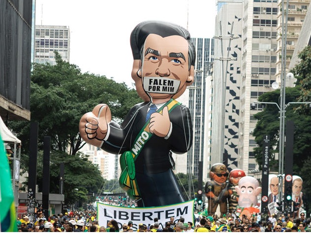 Ato revive tradição de bonecos infláveis com Bolsonaro censurado