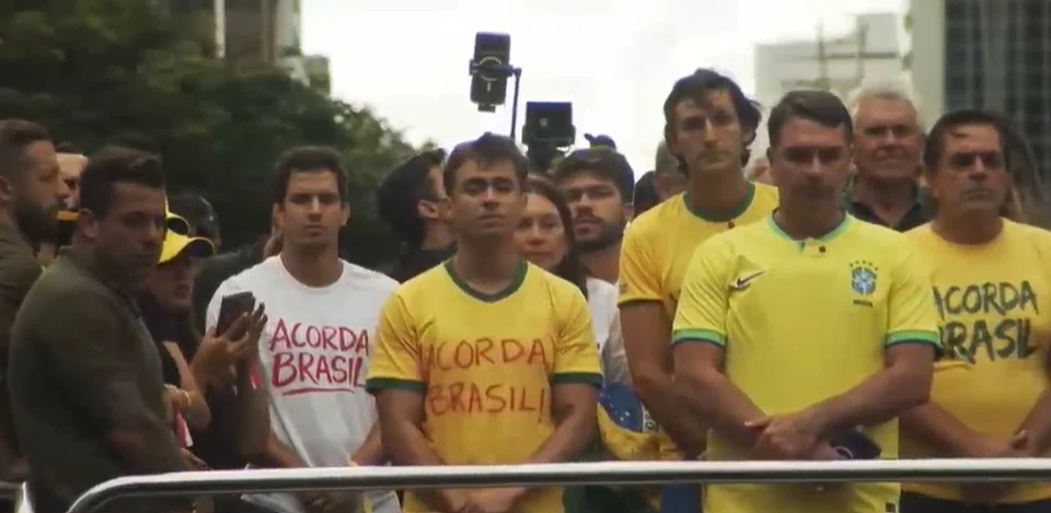 Ao lado de Flávio Bolsonaro, Nikolas pede um minuto de silência pelas 81 vítimas dos deslizamentos na Zona da Mata, em Minas Gerais,