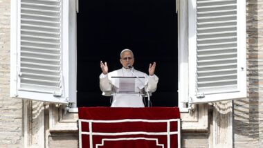 Papa Leão XIV durante a oração do Ângelus, no Vaticano, neste domingo (1º). Imagem referente a matéria