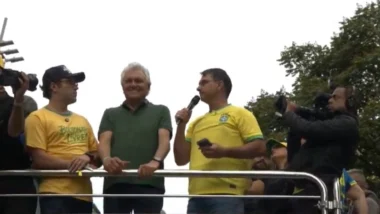 Flávio Bolsonaro afirmou ser uma honra estar no mesmo palanque que o governador Ronaldo Caiado. “Estamos pensando no que é melhor para o nosso país”, disse.