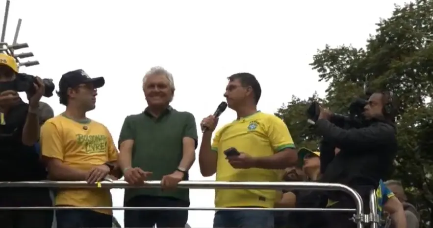 Flávio Bolsonaro afirmou ser uma honra estar no mesmo palanque que o governador Ronaldo Caiado. “Estamos pensando no que é melhor para o nosso país”, disse.