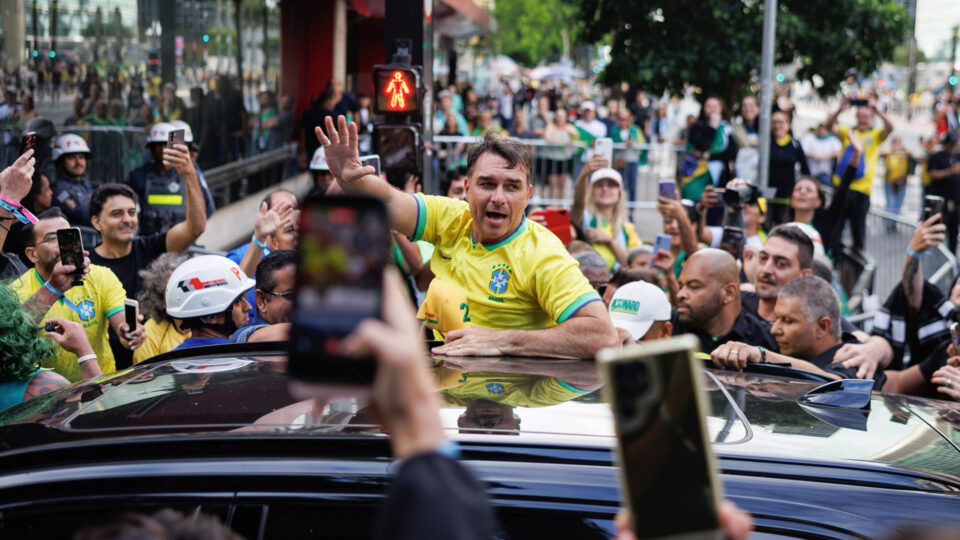 Flávio Bolsonaro promete anistia e projeta volta do pai ao Planalto em 2027