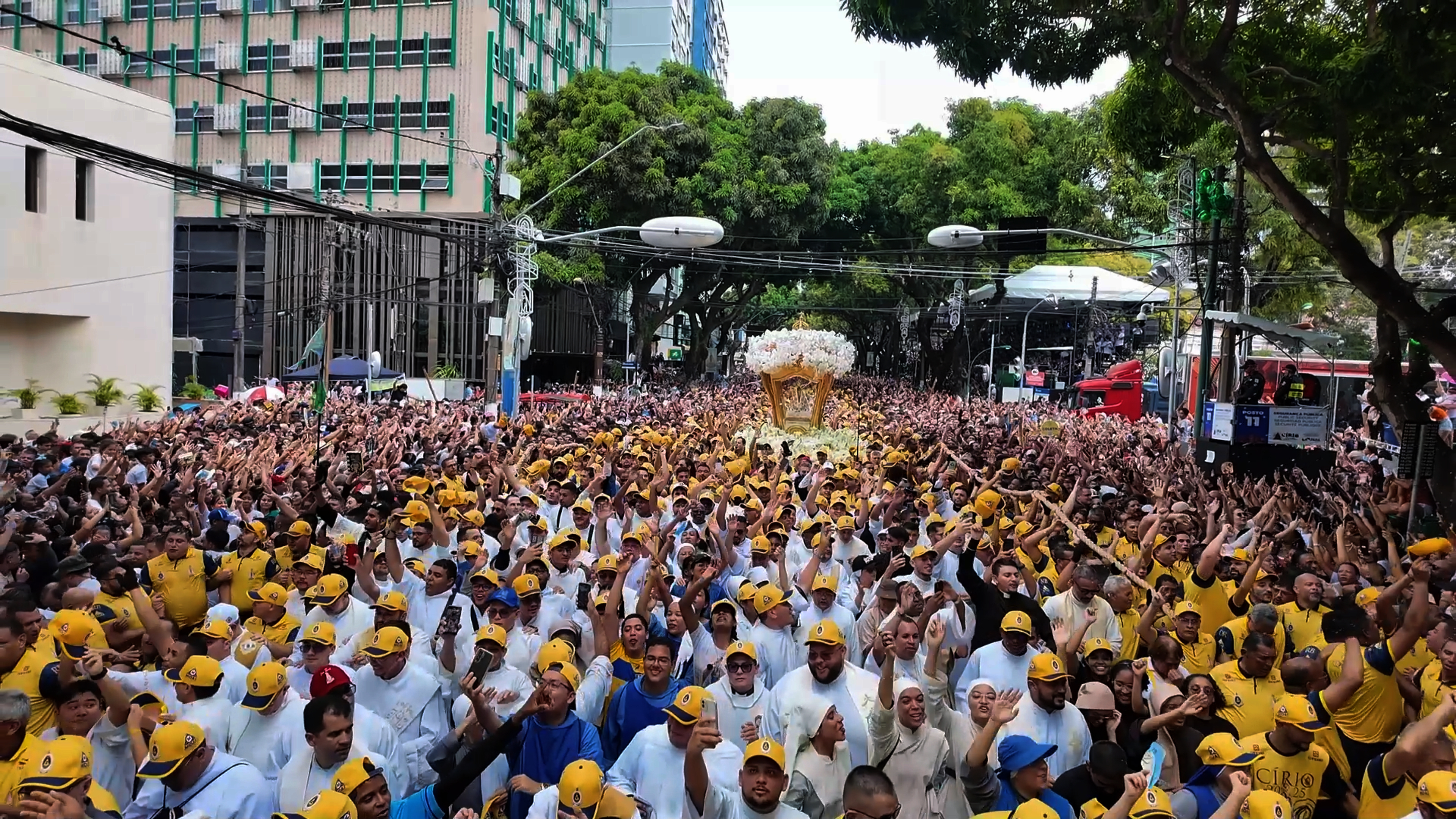 Devotos acompanham a procissão pelas principais avenidas da capital paraense, em celebração que reúne tradição, religiosidade e cultura popular.