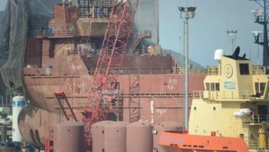 Tradição da carpintaria naval artesanal marca a origem do polo de construção e reparo do setor em Navegantes, no litoral norte de Santa Catarina.