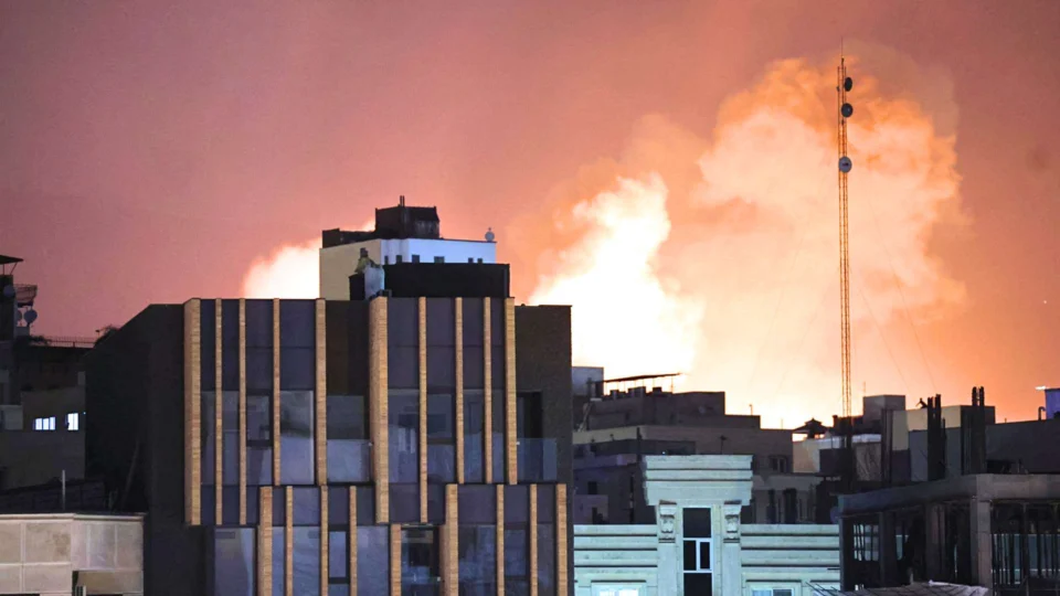 Explosão e chamas em Teerã durante a guerra no Irã. O conflito militar entre EUA, Israel e Irã pressiona o preço do petróleo e afeta a economia brasileira