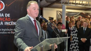 Governador anuncia renúncia um mês antes do prazo exigido pela Justiça Eleitoral e deixa gestão para vice e possível pré-candidato.