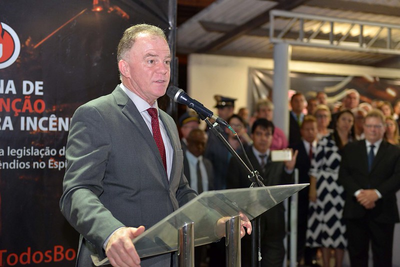 Governador anuncia renúncia um mês antes do prazo exigido pela Justiça Eleitoral e deixa gestão para vice e possível pré-candidato.