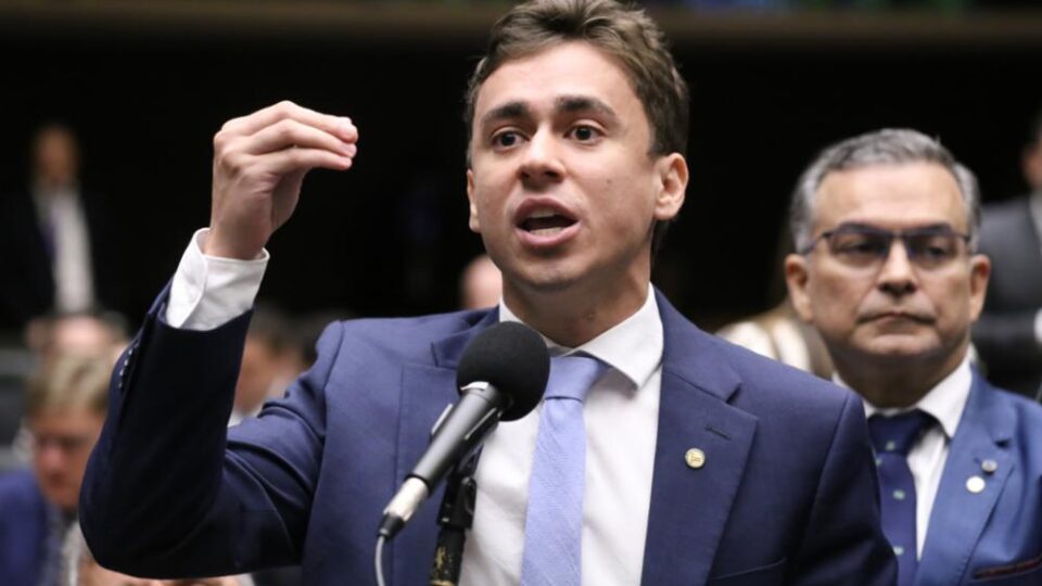 Nikolas Ferreira cita desfile pró-Lula ao negar campanha antecipada de Flávio Bolsonaro