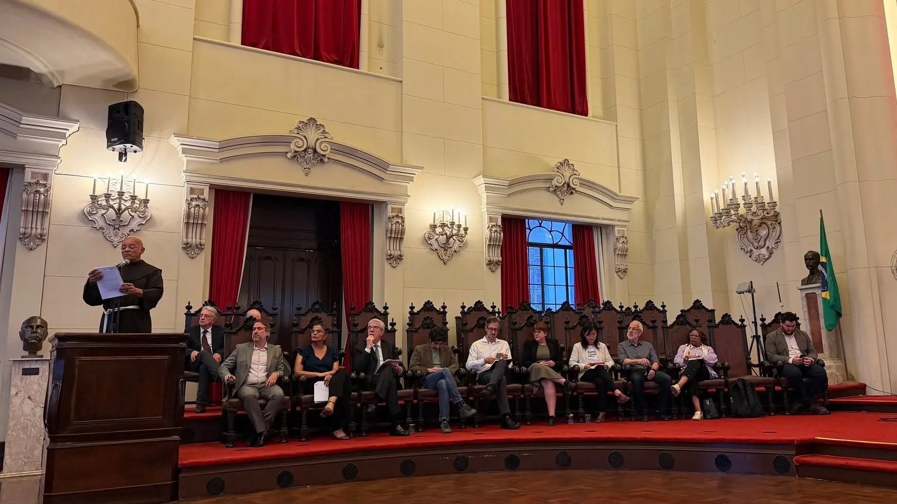Evento no Largo São Francisco, na USP, reúne juristas e empresários críticos ao STF e defende regras de transparência.