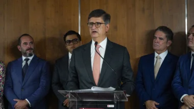 Presidente do CNMP, Gonet criticou decisões sobre penduricalhos, mas recomendou regras para que decisão de Gilmar Mendes seja respeitada. Ministro chega a falar em processo criminal caso órgãos descumpram determinação.