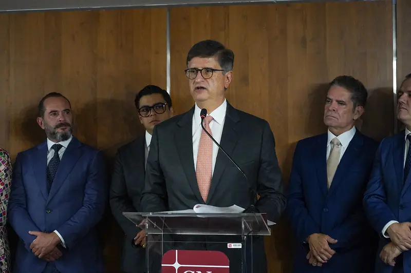 Presidente do CNMP, Gonet criticou decisões sobre penduricalhos, mas recomendou regras para que decisão de Gilmar Mendes seja respeitada. Ministro chega a falar em processo criminal caso órgãos descumpram determinação.