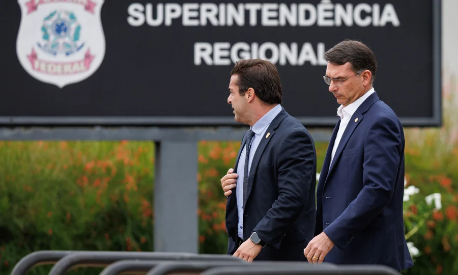 Com estratégia utilizada por Haddad e Lula em 2018, Flávio e Bolsonaro ampliam capacidade de direcionamento na campanha presidencial.