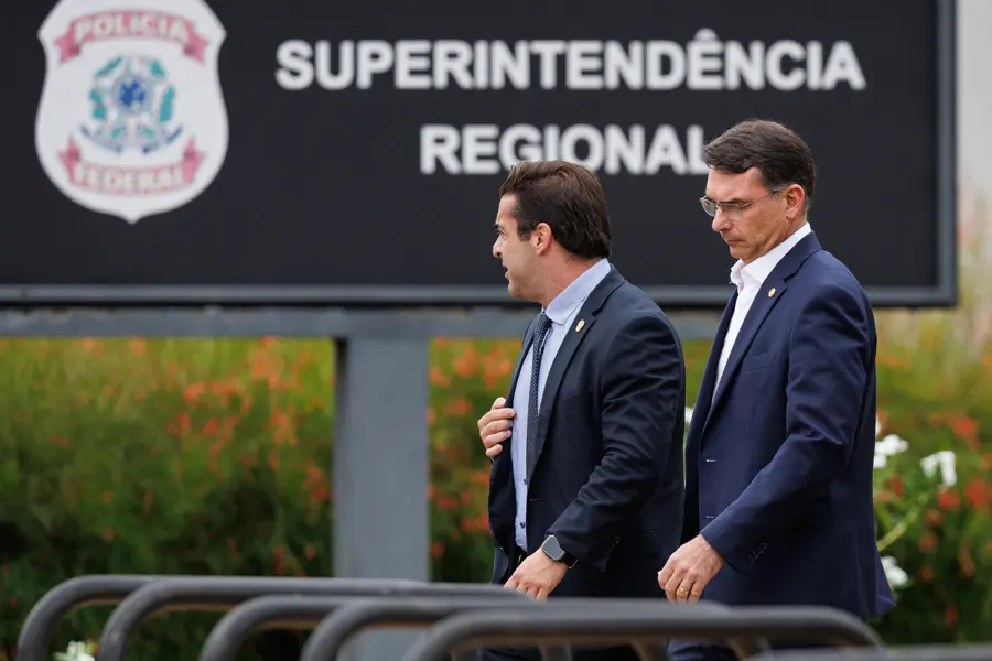 Com estratégia utilizada por Haddad e Lula em 2018, Flávio e Bolsonaro ampliam capacidade de direcionamento na campanha presidencial.