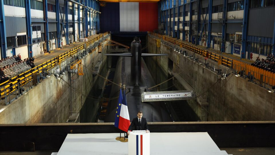 França anuncia que vai expandir seu arsenal nuclear e inclui Europa em estratégia de dissuasão