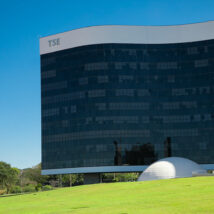 Corte eleitoral restringiu reclamações sobre confiança nas urnas e impôs proibição de uso de IA antes e depois das eleições.