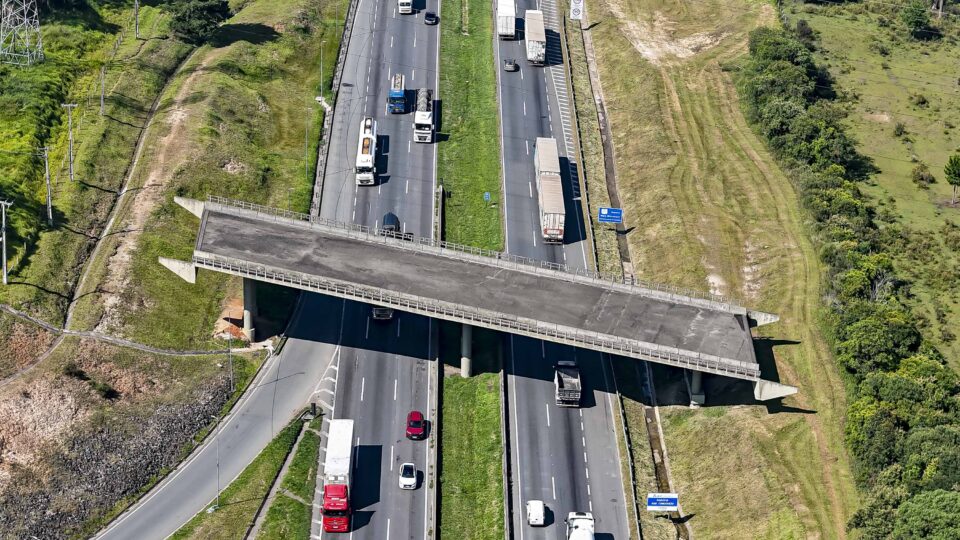 Sem acessos concluídos, o viaduto liga apenas margens de uma rodovia e pode redesenhar a mobilidade entre regiões hoje separadas