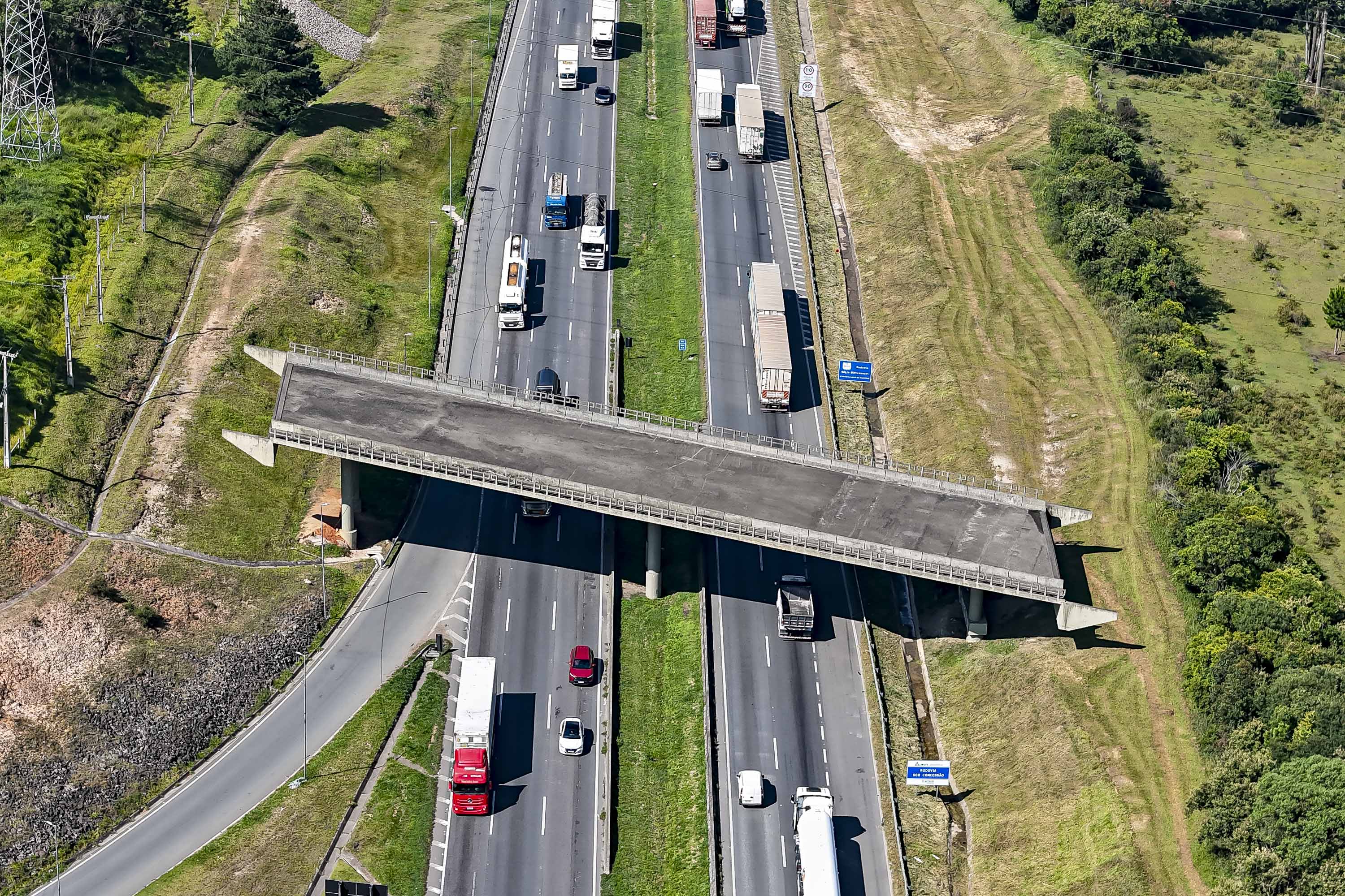 Sem acessos concluídos, o viaduto liga apenas margens de uma rodovia e pode redesenhar a mobilidade entre regiões hoje separadas