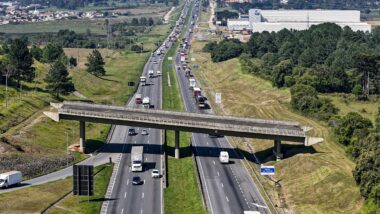 Enquanto milhares de veículos passam diariamente pela rodovia, a estrutura permanece à espera da função que deveria cumprir desde os anos 1990.