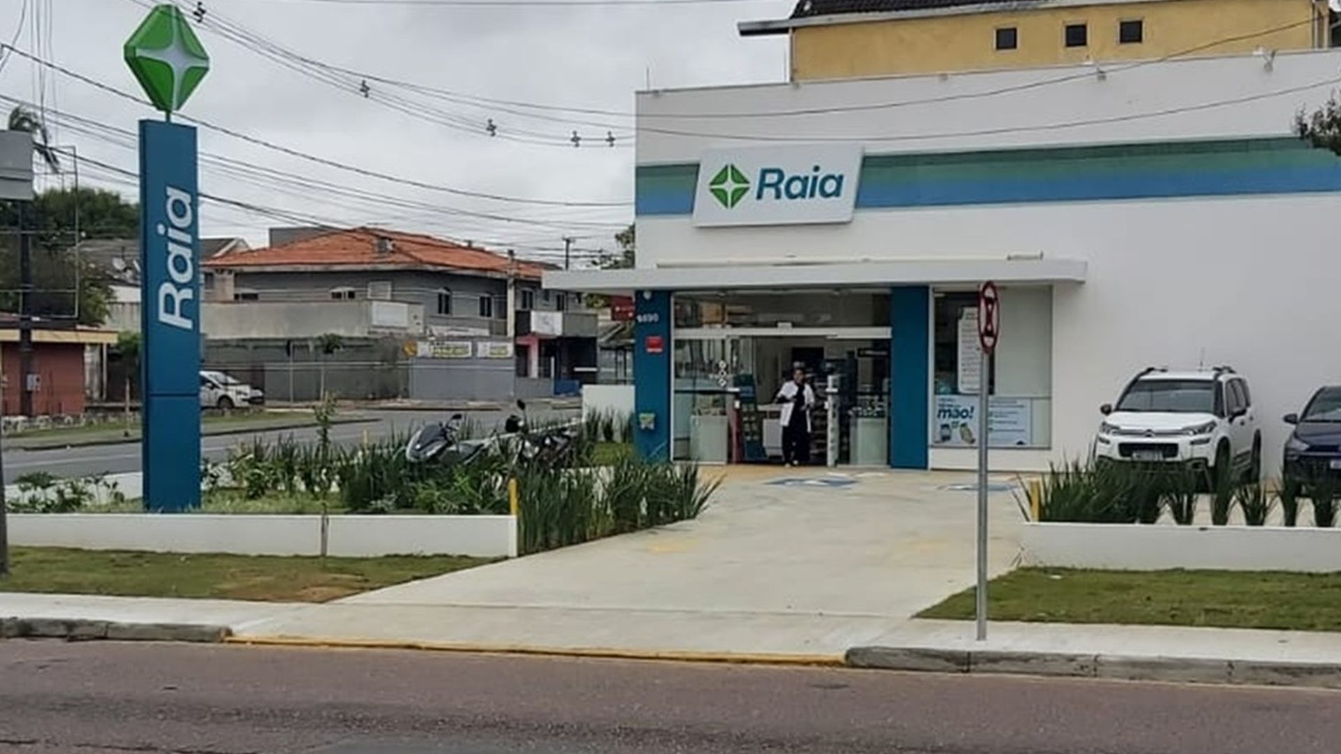 Nova unidade da Raia no bairro Cajuru marca a 200ª farmácia da rede no Paraná e reforça a expansão da marca no estado.