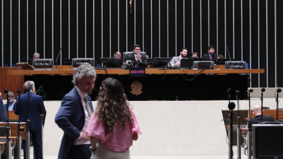 Câmara aprova venda de remédios em supermercados; projeto vai à sanção de Lula