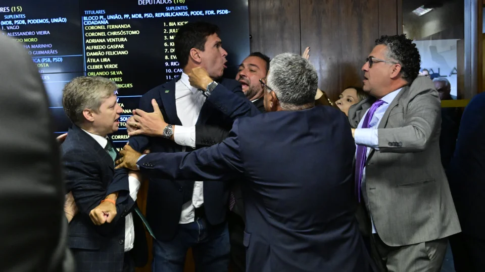 Aprovação das quebras de sigilo de Lulinha gerou irritação na ala governista, que reagiu apontando fraude na contagem dos votos.