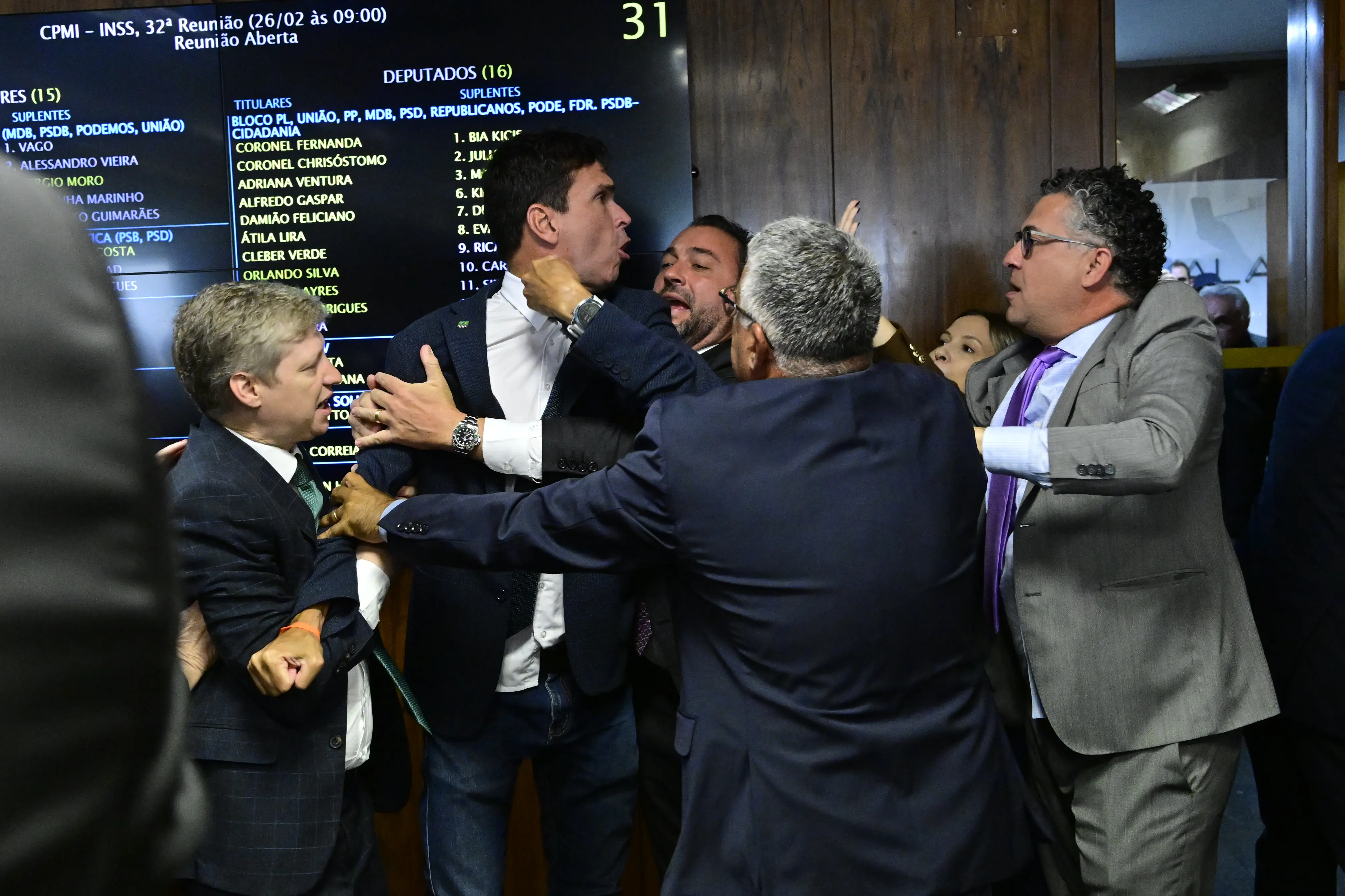 Aprovação das quebras de sigilo de Lulinha gerou irritação na ala governista, que reagiu apontando fraude na contagem dos votos.