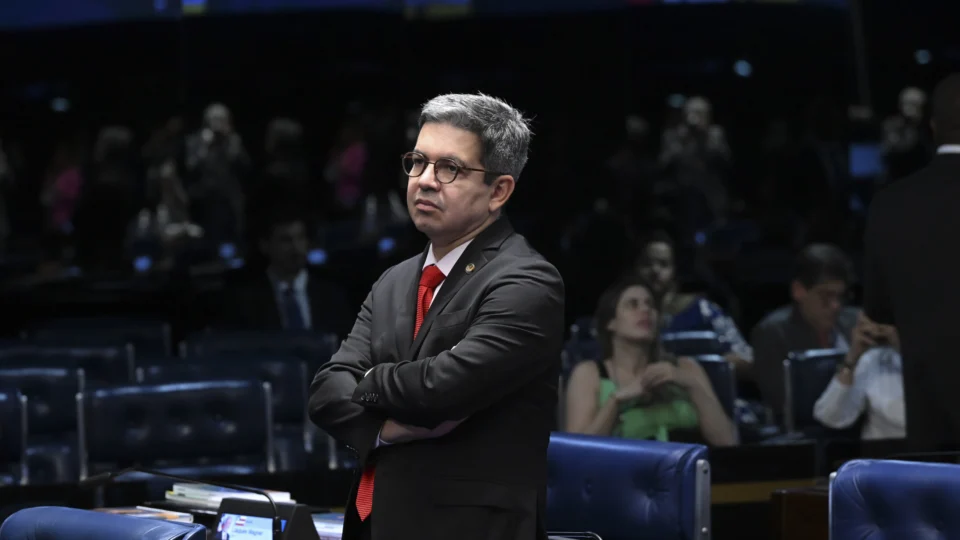 Randolfe Rodrigues faz comparação com o 8 de janeiro para dizer que decisão de Davi Alcolumbre será acatada.