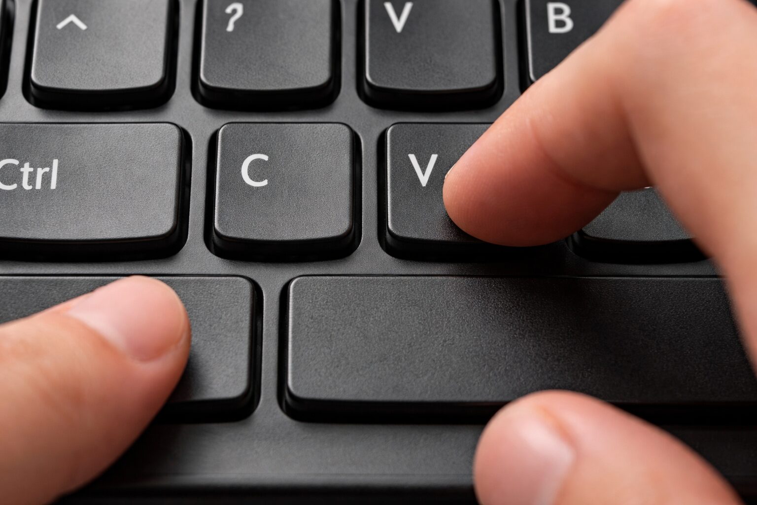 Comandos e respostas esquecidos em documentos públicos mostram como o uso descuidado de IA já virou um problema institucional no Brasil