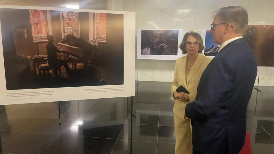 Senadora Damares Alves e o embaixador Andrzej Cieszkowski na exposição de fotos Invasão da Ucrânia pela Rússia