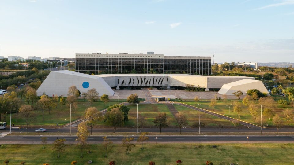 Parente de ministro não devia ter ações no STJ e STF