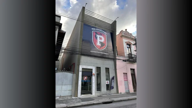 Fachada da FAPAD, instituição que atua na formação em Direito e Administração com foco em carreiras públicas.