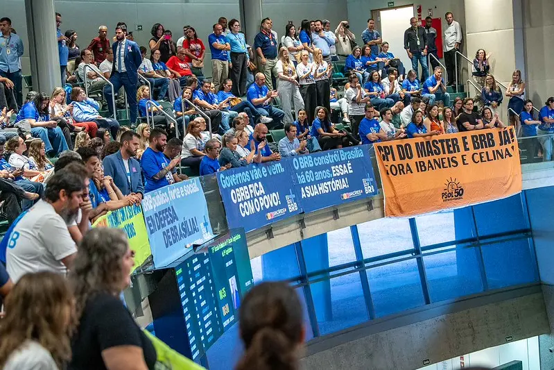 Sessão legislativa contou com a participação de servidores e manifestantes pró e contra as medidas de restruturação. 