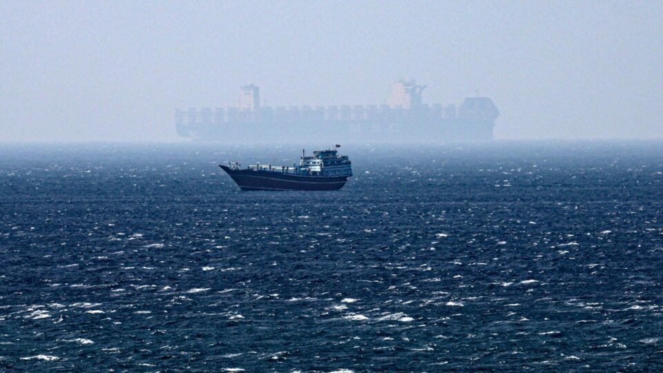 Guarda Revolucionária diz que “controla” Estreito de Ormuz e Trump desafia bloqueio