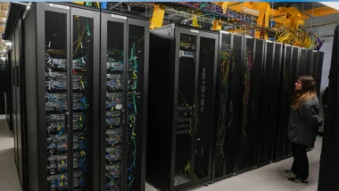 Data centers concentram a infraestrutura digital que sustenta serviços públicos, bancos e comunicações — alvos potenciais em uma escalada cibernética