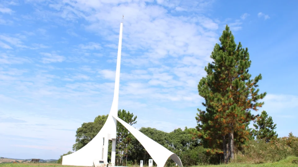 Monumento de 28 metros em forma de tsuru — ave que simboliza paz na cultura japonesa.