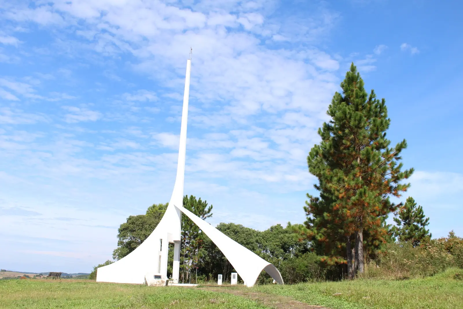 Monumento de 28 metros em forma de tsuru — ave que simboliza paz na cultura japonesa.