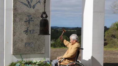 Wataru Ogawa tocando o sino da paz em Frei Rogério