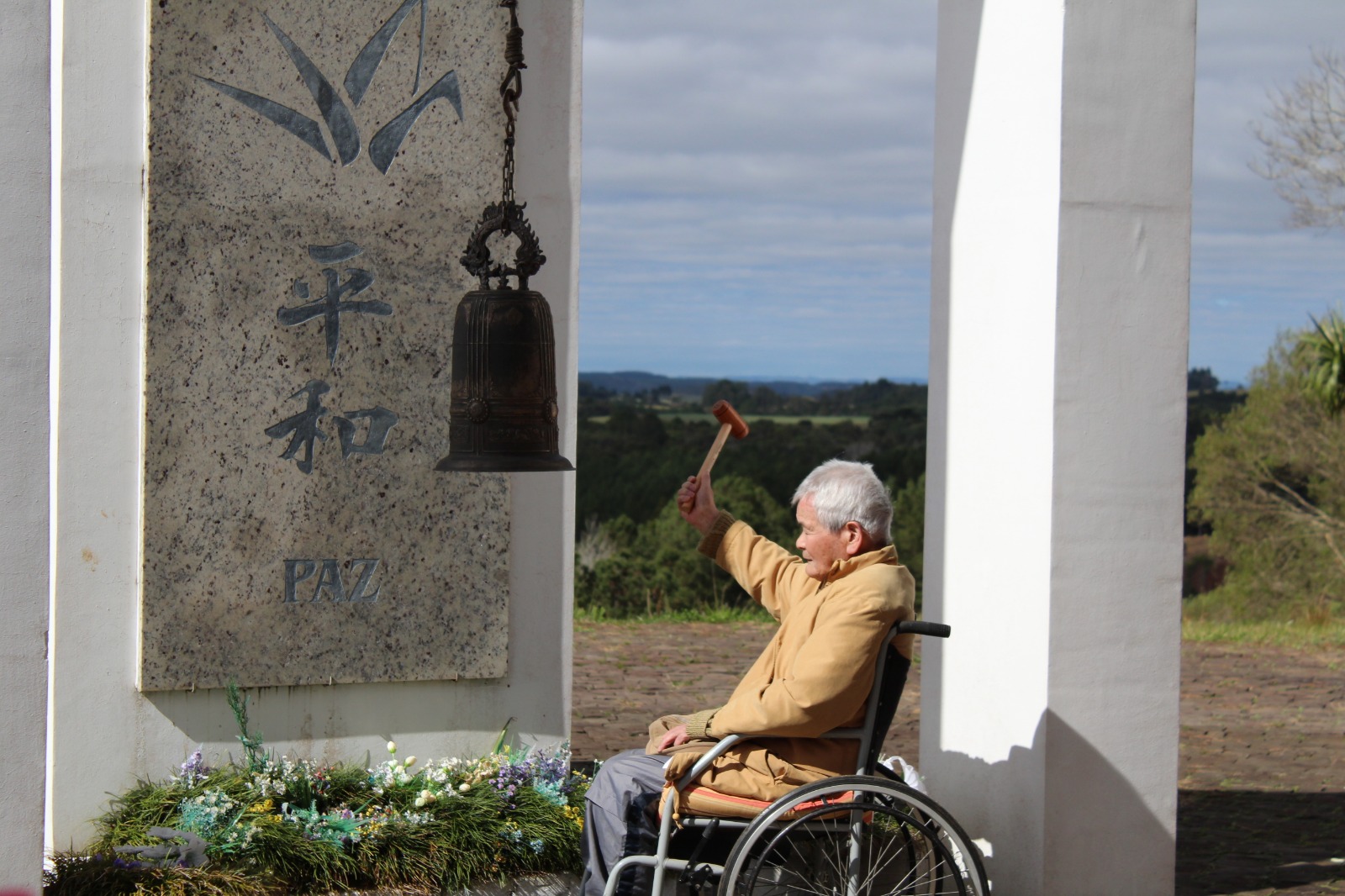 Wataru Ogawa, de 96 anos, é o guardião do sino da paz.