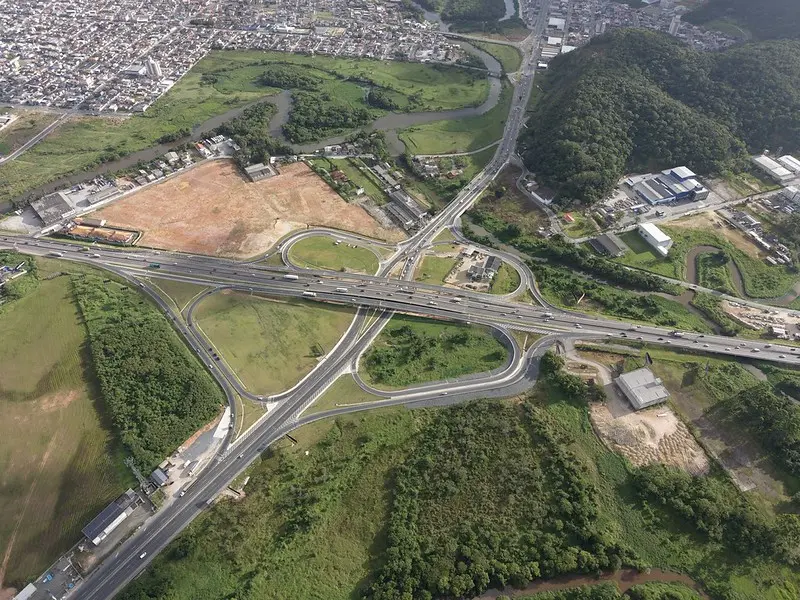 Novo elevado da interseção entre a SC-486 e a BR-101, em Itajaí, integra um dos maiores complexos viários em execução em Santa Catarina.