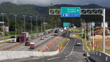 Isopor sob o asfalto: blocos de poliestireno expandido (EPS) foram utilizados como aterro ultraleve para reduzir o peso sobre o solo mole e acelerar a execução da obra.